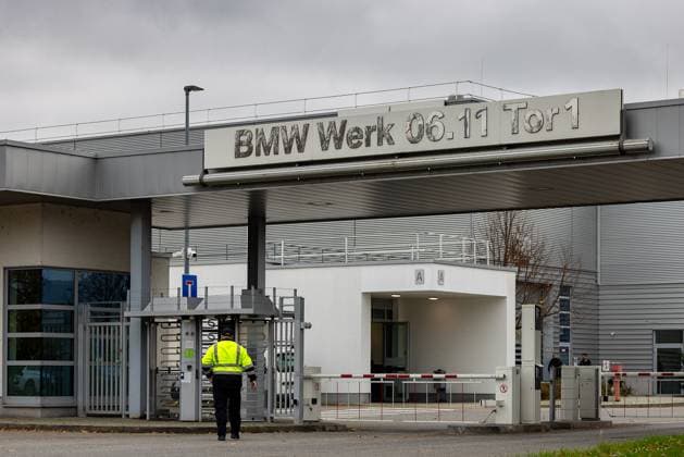 Automobilindustrie Eingangstor 1 des BMW Werks in Regensburg. Ein Mitarbeiter in gelber Warnweste betritt das Werksgelände durch ein Drehkreuz. Das moderne Gebäude zeigt das Firmenschild BMW Werk 06.11 Tor 1 auf einem grauen Hintergrund. Regensburg Burgweinting - Harting Bayern Deutschland *** Automotive industry Entrance gate 1 of the BMW plant in Regensburg An employee in a yellow high-visibility vest enters the plant premises through a turnstile The modern building shows the company sign BMW Plant 06 11 Gate 1 on a gray background Regensburg Burgweinting Harting Bavaria Germany 20241030-286A3343-M4000