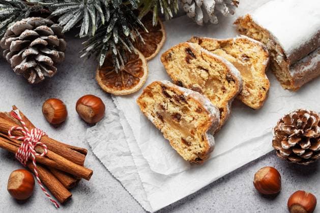 Traditional stollen fruit cake. Christmas stollen with winter holidays decoration Model Released OlenaRudo_ID24327_705163_029 Copyright: xx