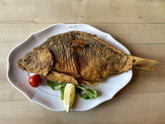 Karpfen gebacken auf Teller, fränkische Spezialität, Nürnberg, Franken, Bayern, Deutschland, Europa Baked carp on a plate, Franconian speciality, Nuremberg, Franconia, Bavaria, Germany, Europe Copyright: imageBROKER MichaelxWeber ibximw11661790.jpg