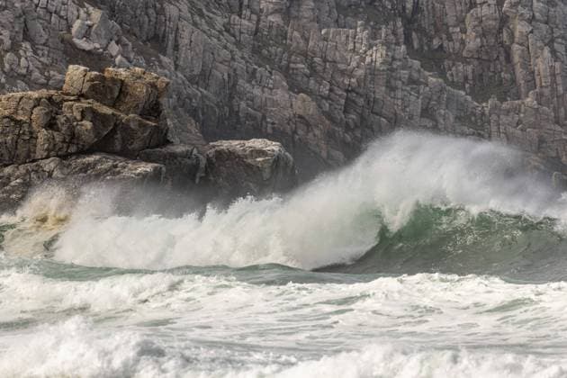 Große Wellen des Atlantischen Ozeans krachen gegen die Felsen eines Kliffs. Camaret sur mer, Crozon, Finistere, Brittany, Frankreich, Europa Large waves of the Atlantic Ocean crash against the rocks of a cliff. Camaret sur mer, Crozon, Finistere, Brittany, France, Europe Copyright: imageBROKER ncphoto ibxcde11662361.jpg