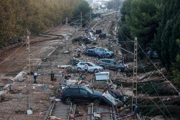 News Themen der Woche KW44 News Bilder des Tages The Generalitat Valenciana raises to 92 the number of fatalities by the DANA Effects of the DANA in the municipality of Alfafar, on October 30, 2024, in Valencia, Valencian Community Spain The Comunitat Valenciana has registered the most adverse cold drop of the century in the region The Generalitat has activated the procedure of multiple victims for prevention of what may come , after the first balance points to 51 fatalities as a result of the storm At this time, there are still people waiting to be rescued and points without telephone coverage and without light 30 OCTOBER 2024 DANA RIADA ALFAFAR VALENCIA RAIN RAIN CARS Valencia Valencia Comunidad Valenciana Valencia Comunidad Valenciana Espana  Copyright: xRoberxSolsonax 6312991