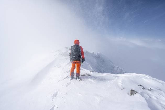 Skitourengeherin in verschneiter Berglandschaft, am Gipfel des Wildhorn, Wolkenstimmung, Hochtour, Berner Alpen, Berner Oberland, Schweiz, Europa Ski tourer in snowy mountain landscape, at the summit of the Wildhorn, cloudy mood, high tour, Bernese Alps, Bernese Oberland, Switzerland, Europe Copyright: imageBROKER MaraxBrandl ibxmab11658276.jpg ,model released, Symbolfoto ,property released