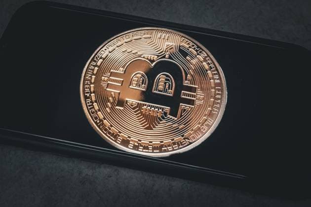 Symbolbild Kryptowährung, digitale Währung, goldene Münze Bitcoin auf Smartphone, dunkler Hintergrund Symbolic image cryptocurrency, digital currency, golden coin Bitcoin on smartphone, dark background Copyright: imageBROKER ThomasxBaur ibxtba11662188.jpg