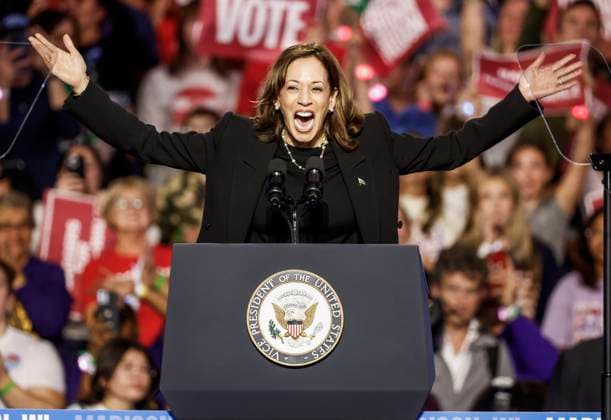 Bilder des Jahres 2024, News 10 Oktober News Bilder des Tages Vice president and Democratic presidential candidate Kamala Harris arrives at a When We Vote We Win rally at Veterans Memorial Coliseum at Alliant Energy Center in Madison, Wisconsin on Wednesday, October 30, 2024. Harris is campaigning in swing states as the November 5th election approaches.  MAD20241030821 TANNENxMAURY