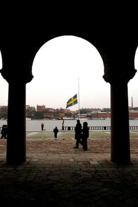 STOCKHOLM 20050101 Nationell sorgedag med anledning av flodvagskatastrofen i Asien. Svenska flaggan halad pa halv stang vid Stockholms stadshus. Foto Tomas Oneborg SvD SCANPIX Code 30142 x30142x *** STOCKHOLM 20050101 National day of mourning for the Asian tsunami disaster Swedish flag flown at half-mast at Stockholm City Hall Photo Tomas Oneborg SvD SCANPIX Code 30142 x30142x  Copyright: xTomasxOneborg SvD TTx 30142