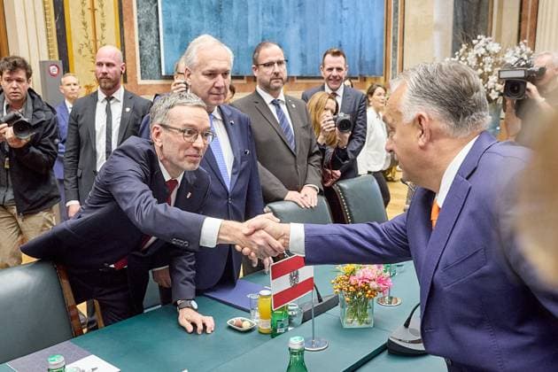 Bilder des Jahres 2024, News 10 Oktober News Bilder des Tages - Wien 31.10.2024 - Heute hat der neue österreichische Nationalratspräsident den ungarischen Ministerpräsidenten ins Parlament eingeladen. Orban war wegen eines Medientermins in Wien. PHOTO: FPÖ Chef Herbert Kickl begrüsst den ungarischen Ministerpräsidenten Viktor Orban (R) im Parlament. Rechts der neue Nationalratspräsident Walter Rosenkranz (FPÖ). Vienna (AUSTRIA) - Today, the new President of the Austrian National Council invited the Hungarian Prime Minister to Parliament. Orban was in Vienna for a media appointment. FPO, FPOe, Parlament, Empfangssalon, Parlamentspräsident, Parliament, President, Treffen NR Präsident Rosenkranz mit ungerischem Ministerpräsident Orban *** Vienna 31 10 2024 Today the new President of the Austrian N 