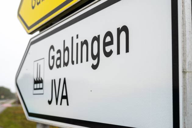 Gablingen, Augsburg Land, Bavaria, Germany - October 31, 2024: Symbolic image of the scandal and allegations of mistreatment by staff in the prison around Gablingen Prison (Augsburg). Signpost in the region in the direction of the prison *** Symbolbild zum Skandal bzw. den Vorwürfen zur Misshandlung durch Personal im Gefängnis rund um die JVA Gablingen (Augsburg). Wegweiser in der Region in Richtung Justizvolzugsanstalt