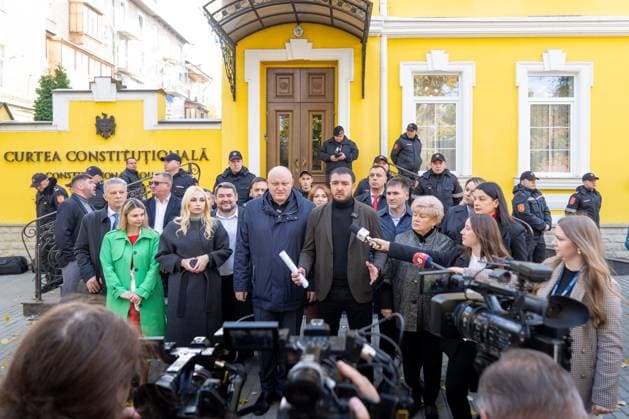 News Themen der Woche KW44 News Bilder des Tages Chisinau, Republik Moldau 31. Oktober 2024: Zeitgeschehen Republik Moldau - 2024 Im Bild: Vertreter des Wahlblock SIEG v.li. Tatiana Cociu, Marina Tauber und Vasile Bolea geben ein Interview bei den Protesten gegen die Anerkennung des Verfassungsreferendums zur Verankerung des Ziels des EU-Beitritt in der Verfassung der Republik Moldau vor dem Gebäude des Verfassungssgericht, organisiert von der Kommunistischen Partei der Republik Moldau, Verfassungsgericht Chisinau *** Chisinau, Republic of Moldova 31 October 2024 Current events Republic of Moldova 2024 In the picture representatives of the electoral bloc SIEG from left Tatiana Cociu, Marina Tauber and Vasile Bolea give an interview at the protests against the recognition of the Copyright: xFotostandx xNiewelerx