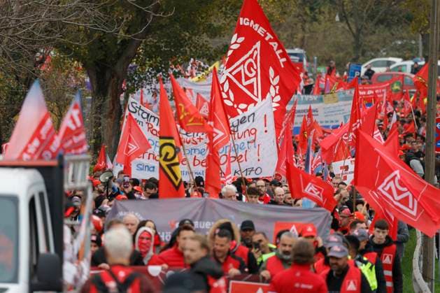 News Themen der Woche KW44 Warnstreik IG Metall 31.10.2024 Demonstration der IG Metall zur Verhandlungsrunde in Mainz für 7 % Mehr Lohn von Wiesbaden über die Theodor-Heuss-Brücke nach Mainz zur Abschlusskundgebung Mainz Rheinland-Pfalz Deutschland *** Warning strike IG Metall 31 10 2024 Demonstration by IG Metall for the round of negotiations in Mainz for 7 more wages from Wiesbaden over the Theodor Heuss Bridge to Mainz for the final rally in Mainz Rhineland-Palatinate Germany
