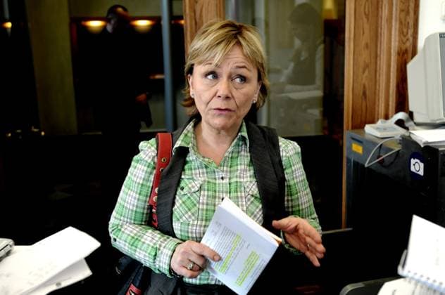 STOCKHOLM 20080401 Justitieminister Beatrice Ask mottar skrivelse om ordningsstörningar i samband med idrottsevenemang. Pressträff med Per Lindqvist, regeringens utredare av atgärder mot huliganism. STOCKHOLM SVERIGE x30082x *** STOCKHOLM 20080401 Minister of Justice Beatrice Ask receives letter on disturbances in connection with sporting events Press meeting with Per Lindqvist, the governments investigator of measures against hooliganism STOCKHOLM SWEDEN x30082x  Copyright: xIngvarxKarmhedx xSvDx xTTx HULIGANLAG