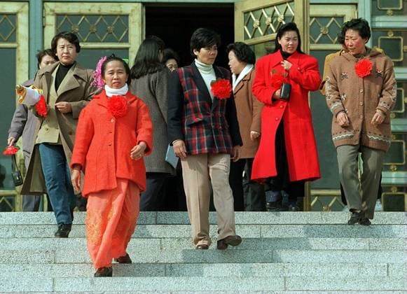 TO CELEBRATE INTERNATIONAL WOMEN S DAY, MOST OF THE WOMEN IN CHINA WEAR RED FLOWERS. 8 MAR 96 BEIJING CHINA EDITORIAL USE ONLY  Copyright: xx MER2016051004280474 MARTINxCHANx scmpphotos094057