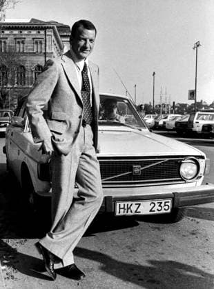 STOCKHOLM 1978-05-22. VD Volvo Pehr G Gyllenhammar, Stockholm. Efter presskonferensen om Volvoaffären med Norge. Framför Volvo-bil. Stockholm x30052x *** STOCKHOLM 1978 05 22 CEO Volvo Pehr G Gyllenhammar, Stockholm After the press conference on the Volvo deal with Norway In front of Volvo car Stockholm x30052x  Copyright: xRagnhildxHaarstad TTx PEHR G GYLLENHAMMAR