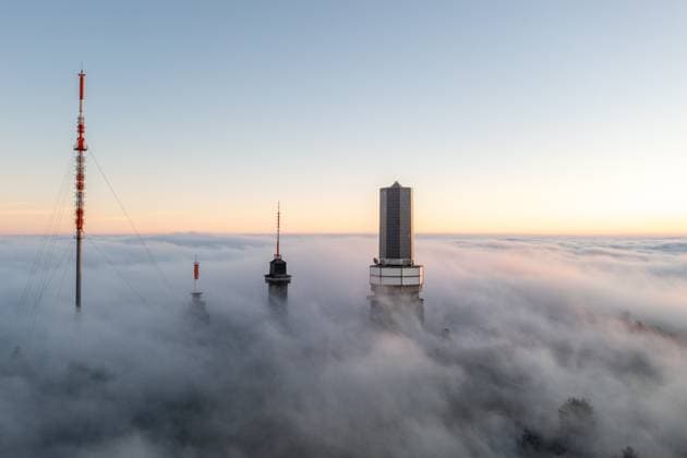 News Themen der Woche KW44 News Bilder des Tages Großer Feldberg über den Wolken Der Gipfel des Großen Feldbergs im Taunus mit den Funktürmen ragt am Abend aus dem Hochnebel. (Luftaufnahme mit einer Drohne), Schmitten Hessen Deutschland *** Großer Feldberg above the clouds The summit of the Großer Feldberg in the Taunus with the radio towers rises out of the high fog in the evening Aerial view with a drone , Schmitten Hessen Germany