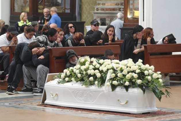 News Themen der Woche KW44 News Bilder des Tages Italien, Trauerfeier für erschossenen 15 jährigen in Neapel Naples, in the church of the Sanità district, the funeral of Emanuele Tufano, the 15-year-old killed in a shootout between groups of very young people a week ago in Naples, is held, celebrated by the archbishop of Naples Mimmo Battaglia  Copyright: xSalvatorexLaporta KONTROLABx xipx xKONTROLABx IPA_Agency_IPA51142238