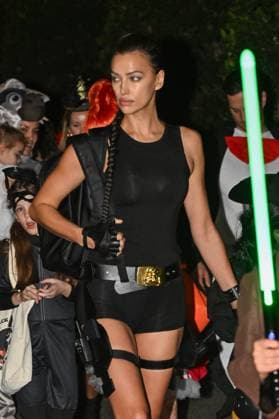 Entertainment Themen der Woche KW44 Entertainment Bilder des Tages Irina Shayk and Anne Hathaway spotted Trick or Treating with their children in New York City. Irina got into the Halloween spirit dressinf as tomb raider Lara Croft and her daughter Lea as Elphaba from Wicked The model was joined by actress Anne Hathaway who dressed as Princess Leia from Star Wars: Return of the Jedi Shayk was seen holding hands with a mystery man dressed as a rabbit Featuring: Irina Shayk Where: New York City, New York, United States When: 31 Oct 2024 Credit: Elder Ordonez INSTARimages EDITORIAL USE ONLY. NOT FOR USE BY NEWSPAPERS BASED IN THE UK. Copyright: xx instar54265496