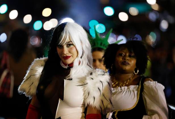 Entertainment Themen der Woche KW44 Entertainment Bilder des Tages News Bilder des Tages Participants dressed up in costume walk up Sixth Avenue at the annual Halloween Parade on Thursday, October 31, 2024 in New York City. Thousands participate in the parade which features traditional and non-traditional costumes, dancers, giant puppets and music.  NYP20241031125 JOHNxANGELILLO