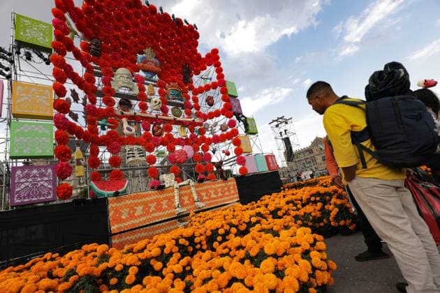Mega Ofrenda For Dia de Muertos Celebrations A person lokks the Mega Ofrenda featuring monumental cardboard skeletons at the main square Zocalo as part of the Mexican Dia de Muertos festivities. on October 31, 2024 in Mexico City, Mexico. (Photo by Ian Robles Eyepix Group) Copyright: xIanxRobles xEyepixxGroupx EL_31102024_134244JPEG