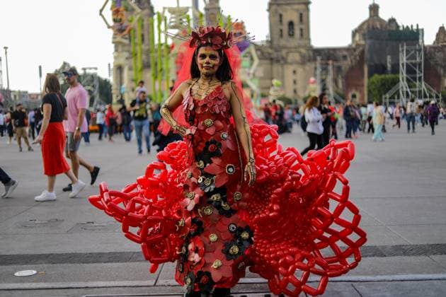 Mega Ofrenda For Dia de Muertos Celebrations A woman wears a red balloons dress and her face painted as skull attends the Mega Ofrenda featuring monumental cardboard skeletons at the main square Zocalo as part of the Mexican Dia de Muertos festivities. on October 31, 2024 in Mexico City, Mexico. (Photo by Ian Robles Eyepix Group) Copyright: xIanxRobles xEyepixxGroupx EL_31102024_134251JPEG