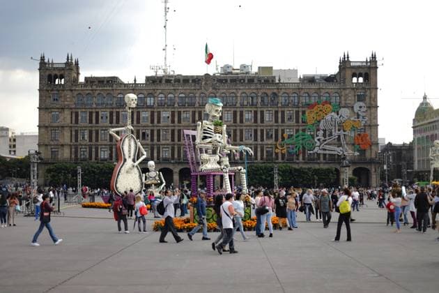 Tourists attending the main square Zocalo to enjoy the Mega Ofrenda featuring monumental cardboard skeletons as part of the Mexican Dia de Muertos festivities. on October 31, 2024 in Mexico City, Mexico. Mexico City Mexico - ZUMAe321 20241031_zia_e321_052 Copyright: xIanxRoblesx