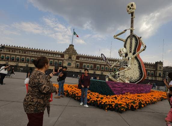 A person taking photos of the Mega Ofrenda featuring monumental cardboard skeletons at the main square Zocalo as part of the Mexican Dia de Muertos festivities. on October 31, 2024 in Mexico City, Mexico. Mexico City Mexico - ZUMAe321 20241031_zia_e321_056 Copyright: xIanxRoblesx