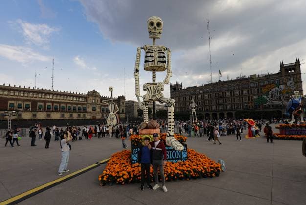 Tourists attending the main square Zocalo to enjoy the Mega Ofrenda featuring monumental cardboard skeletons as part of the Mexican Dia de Muertos festivities. on October 31, 2024 in Mexico City, Mexico. Mexico City Mexico - ZUMAe321 20241031_zia_e321_067 Copyright: xIanxRoblesx