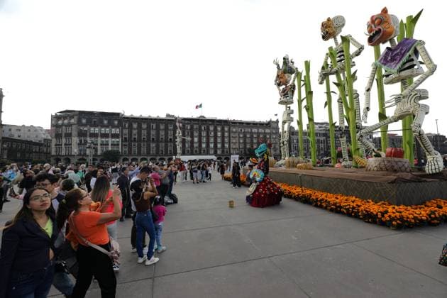 Tourists attending the main square Zocalo to enjoy the Mega Ofrenda featuring monumental cardboard skeletons as part of the Mexican Dia de Muertos festivities. on October 31, 2024 in Mexico City, Mexico. Mexico City Mexico - ZUMAe321 20241031_zia_e321_068 Copyright: xIanxRoblesx