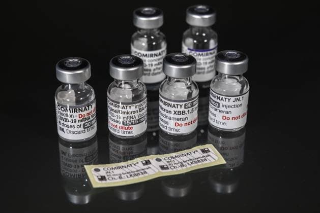 Originale Phiolen aller Comirnaty Impfstoffe von BioNTech Pfizer. Redaktionell: Originale Phiolen aller Comirnaty Impfstoffe von BioNTech Pfizer. *** Original vials of all Comirnaty vaccines from BioNTech Pfizer Editorial Original vials of all Comirnaty vaccines from BioNTech Pfizer Copyright: xBEAUTIFULxSPORTS KJPetersx