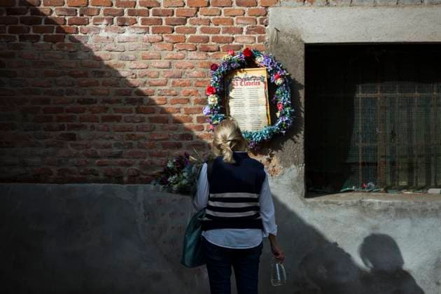 News Themen der Woche KW44 November 1, 2024, Madrid, Madrid, Spain: A woman holds a bouquet of flowers and reads the sign with the names of 43 Republicans who were shot during the Spanish Civil War at the Almudena Cemetery, during the celebration of All Saints Day..The Almudena cemetery is named after the patron saint of Madrid and is the largest cemetery in Western Europe. Madrid Spain - ZUMAs296 20241101_znp_s296_007 Copyright: xLuisxSotox