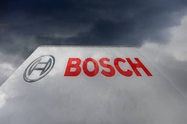 Themenbild:Bosch streicht Prognose und schliesst Stellenabbau nicht aus. Robert Bosch GmbH Logo,Firmenemblem vor dunkeln Wolken.duester,