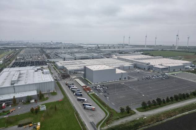 Volkswagen-Werk Emden in der Krise. Blick auf das Volkswagen-Werk in Emden. Europas größter Autobauer möchte drei Werke in Deutschland schließen und Zehntausende Mitarbeiter entlassen. Emden Niedersachsen Deutschland *** Volkswagen Emden plant in crisis View of the Volkswagen plant in Emden Europes largest carmaker wants to close three plants in Germany and lay off tens of thousands of employees Emden Lower Saxony Germany Copyright: xdiebildwerftx