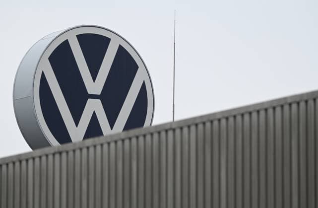 Volkswagen-Werk Emden in der Krise. Das Volkswagen-Logo über den Werkshallen in Emden Europas größter Autobauer möchte drei Werke in Deutschland schließen und Zehntausende Mitarbeiter entlassen. Emden Niedersachsen Deutschland *** Volkswagen Emden plant in crisis The Volkswagen logo above the Emden plant halls Europes largest carmaker wants to close three plants in Germany and lay off tens of thousands of employees Emden Lower Saxony Germany Copyright: xdiebildwerftx