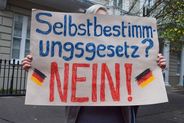 News Themen der Woche KW44 London, Proteste gegen das Selbstbestimmungsgesetz vor der Botschaft von Deutschland November 1, 2024, London, England, UK: Protesters gather outside of the German embassy in London as the new Gender Self-Determination Act comes into force in Germany. The law makes it easier for transgender and non-binary individuals to change their gender, which the protesters say presents a danger to biological women and girls. London UK - ZUMAv130 20241101_zip_v130_004 Copyright: xVukxValcicx
