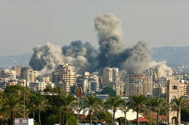 Nahostkonflikt, Libanon, israelischer Luftangriff auf Tyros (241101) -- TYRE, Nov. 1, 2024 -- The photo shows the smoke caused by Israeli airstrikes in Tyre, Lebanon, on Oct. 31, 2024. Israeli airstrikes on eastern and southern Lebanon killed 24 people and injured 19 others on Thursday, according to official and military sources in Lebanon. (Photo by Xinhua) LEBANON-TYRE-ISRAELI AIRSTRIKE AlixHashisho 