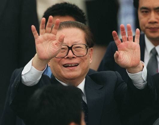 President Jiang Zemin of the People s Republic of China waves goodbye to the press at the Hong Kong International Airport before he enters the plane leaving Hong Kong. He has come to Hong Kong for a short visit and for attending the Fortune Global Forum. ***NOT FOR ADVERTISING USE*** HONG KONG CHINA EDITORIAL USE ONLY  Copyright: xx MER2016051009405750 DustinxShumx scmpphotos109974