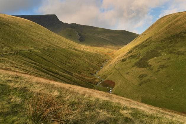 English Lake District - Blencathra and the notorious Sharp Edge English Lake District - Blencathra and the notorious Sharp Edge Cumbria, England, A well known challenge for the fell walkers who visit the lake District is Sharp Edge of Blencathra., Credit:ANDREW POWELL Avalon  Copyright: xANDREWxPOWELLx xAvalonx 0929097576