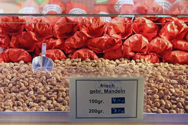 Gebrannte Mandeln als Süßigkeit Die Samen des Mandelbaums liegen als gebrannte Mandeln für den Verkauf mit einem hohen Preis bereit. Essen Nordrhein-Westfalen Deutschland *** Roasted almonds as a sweet The seeds of the almond tree are available for sale as roasted almonds at a high price Essen North Rhine-Westphalia Germany