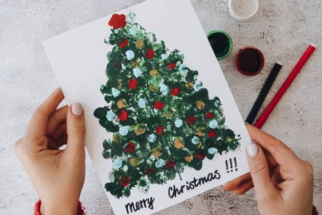 DIY Making Grußkarte Handmade Handwerk auf Urlaub für Kinder. Malen mit Fingern Frohe Weihnachten Baum. Ansicht von oben. Schritt für Schritt. Mach es selbst. Frohes neues Jahr Weihnachtsbaumschmuck DIY Making greeting card Handmade crafts on holiday for children. Paint with fingers Merry Christmas tree. Top view. Step by step. Do it yourself. Happy New Year xmas tree decoration Copyright: imageBROKER AnastasiiaxYanishevs ibxiqx11314377.jpg