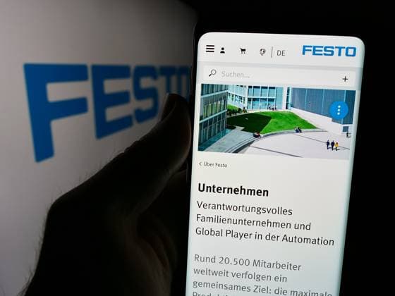 Person holding cellphone with webpage of German automation company Festo Beteiligungen GmbH Co. KG. Stuttgart, Germany - 08-06-2024: Person holding cellphone with webpage of German automation company Festo Beteiligungen GmbH Co. KG with logo. Focus on center of phone display. Copyright: xZoonar.com TimonxSchneiderx 22277062