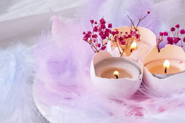 HEIMWERKEN. Machen Sie es selbst. Zusammensetzung der weißen Eierschale mit Kerze im Inneren. Kerze Licht. Helle Osterdekorationen mit Vogelfedern und Trockenblumen. Pastellfarben. Ostern Grußkarte Textfreiraum DIY. Do it yourself. Composition of White egg shell with candle inside. Candle light. Bright easter decorations with bird feathers dry flowers. Pastel colors. Easter greeting card. Copy space Copyright: imageBROKER AnastasiiaxYanishevs ibxiqx11316655.jpg