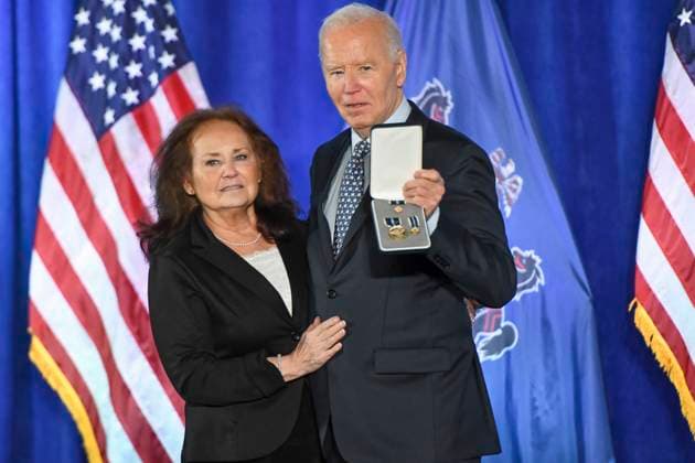 News Themen der Woche KW44 News Bilder des Tages November 1, 2024, Philadelphia, Pennsylvania, United States: President JOE BIDEN awarded the Presidential Citizens Medal posthumously to RITA LEWIS, whose husband, Butch Lewis, was a leader in the pension protection movement. Butch Lewis fought to protect union retireesÃ¢â‚¬â ¢ pensions from benefit cuts, and the pension protections in the American Rescue Plan were based on legislation named in ButchÃ¢â‚¬â ¢s honor, following ButchÃ¢â‚¬â ¢s death. Philadelphia United States - ZUMArf1_ 20241101_zaf_rf1_032 Copyright: xRickyxFitchettx