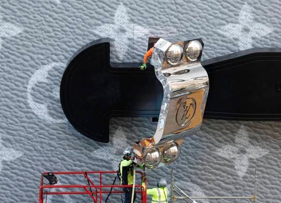 Bilder des Jahres 2024, Entertainment 11 November Entertainment Themen der Woche KW44 News Bilder des Tages Workers put the final touches on dressing and decorating the Louis Vuitton New York flagship store like luxury luggage trunks on Friday, November 1, 2024 in New York City. The Louis Vuitton s flagship at 1 East 57th Street and Fifth Avenue is being replaced with a building that will nearly double its size along Billionaire s Row.  NYP20241101102 JOHNxANGELILLO