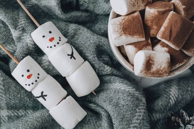 Zwei lustige Marshmallow Schneemänner. Marshmallow Freunde. Diy. Süße Leckerei für Kinder lustige Marshmallow Schneemann. Weihnachten Winter Urlaub Dekoration. Neues Jahr Grußkarte Weihnachtslichter. Tasse Kakao Two happy funny marshmallow snowmen. Marshmallow friends. Diy. Sweet treat for kids funny marshmallow snowman. Christmas winter holiday decoration. New year greeting card. Christmas lights. Cup of cacao Copyright: imageBROKER AnastasiiaxYanishevs ibxiqx11314518.jpg