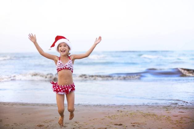 Creative Highlights Symbolfotos 5 Jahre altes Mädchen in rotem Badeanzug und Weihnachtsmannmütze am Strand ist glücklich, schreit, springt und winkt mit den Händen vor Glück. Winterreisen zu Weihnachten und Neujahr in warme Länder. Tourismus für Ferien in den Tropen 5-year-old girl in red swimsuit and Santa hat on beach is happy, screams, jumps and waves hands with happiness. Christmas and New Year winter tours to warm countries. Tourism for holidays in tropics Copyright: imageBROKER OlgaxSimonova ibxiqx11186237.jpg ,model released, Symbolfoto ,property released