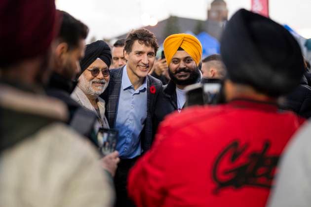 News Bilder des Tages November 1, 2024, Brampton, On, CANADA: Prime Minister Justin Trudeau poses for photos with fans as he tours various vendors at the Diwali Mela festival at Sesquicentennial Park in Brampton, Ont., Friday, Nov. 1, 2024. Brampton CANADA  - ZUMAc35_ 20241101_zaf_c35_084 Copyright: xAndrewxLahodynskyjx