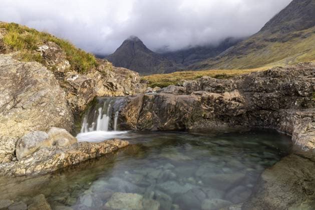 Creative Highlights World Fairy Pools, Glumagan nan Sithichean, Wasserfälle in Glen Brittle, Isle of Skye, Innere Hebriden, Schottland, Großbritannien, Europa Fairy Pools, Glumagan nan Sithichean, waterfalls in Glen Brittle, Isle of Skye, Inner Hebrides, Scotland, Great Britain Copyright: imageBROKER MichaelxSzönyi ibxszn11672321.jpg