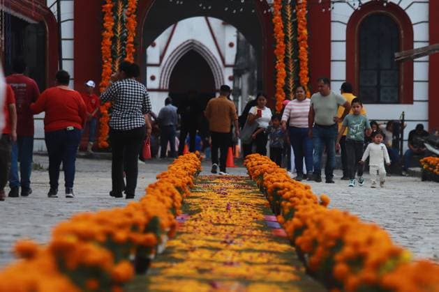 People attending Guadalupe Shrine Cemetery located in the northeastern of the state of Puebla to celebrate Mexican Dia de Muertos. on November 1, 2024 in Cuetzalan, Mexico. Cuetzalan Mexico - ZUMAe321 20241101_zia_e321_054 Copyright: xCarlosxSantiagox