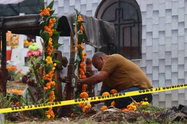 People attending Guadalupe Shrine Cemetery located in the northeastern of the state of Puebla to celebrate Mexican Dia de Muertos. on November 1, 2024 in Cuetzalan, Mexico. Cuetzalan Mexico - ZUMAe321 20241101_zia_e321_047 Copyright: xCarlosxSantiagox