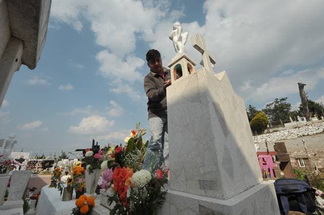 Dia de Muertos Celebrations - Mexico A person decorates the graves of his loved ones with cempasuchil flowers and hold a vigil at the Municipal Cemetery of Amealco de Bonfil. As part of the Mexican traditions of the Day of the Dead, people visit the tombs of their deceased to spend time with them, according to the beliefs the souls of the deceased return home to spend time with their relatives and nourish themselves with the food that is offered to them. Amealco de Bonfil, Mexico, November 1, 2024. Photo by Fernando Camacho Eyepix Group ABACAPRESS.COM Amealco de Bonfil Queretaro Mexico  Copyright: xEyepix ABACAx