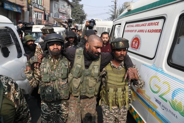 News Themen der Woche KW44 News Bilder des Tages Gunbattle in Srinagar, India An injured Central Reserve Police Force (CRPF) security offical (C), is helped by his collegues near the site of a gunbattle that broke out between Indian security forces and terrorists in Khanyar, Srinagar, India, November 02, 2024. According to news sources, a gunfight erupted between security forces and terrorists in Srinagar s Khanyar area. Security forces initiated a cordon and search operation in the Khanyar neighborhood on November 02 morning after receiving intelligence about terrorist presence in the area. Srinagar India Copyright: xMatrixxImages DanishxIsmailx 