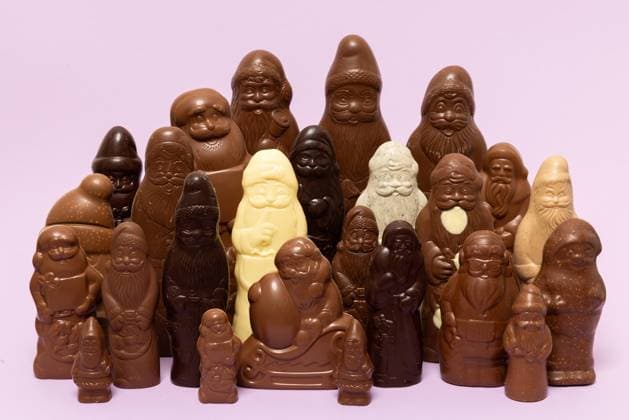 Weihnachten - Gruppenfoto ausgepackter Schokoladenweihnachtsmänner auf lila Hintergrund. Deutschland, Niedersachsen, Hannover, 27.10.2024 *** Christmas group photo of unwrapped chocolate Santas on purple background Germany, Lower Saxony, Hanover, 27 10 2024